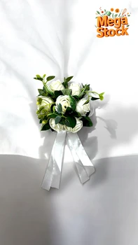 זר פרחים לבן דקורטיבי